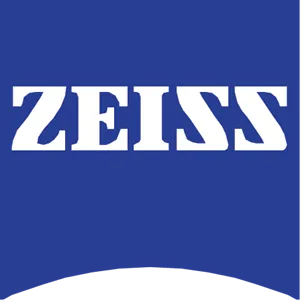 Logo ZEISS su sfondo blu. Il testo bianco del marchio è in un font sans-serif.