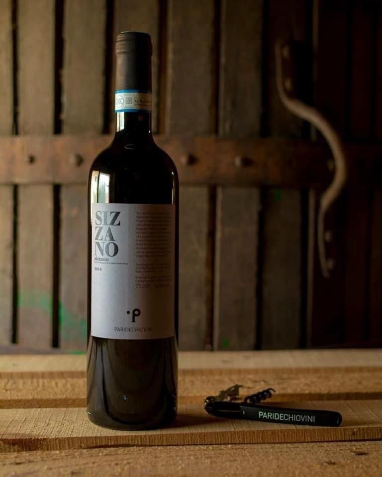 Bottiglie e calice di vino rosso del Piemonte