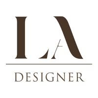 Logo monogramme marron « LA » au-dessus du texte « DESIGNER », le tout sur fond blanc.