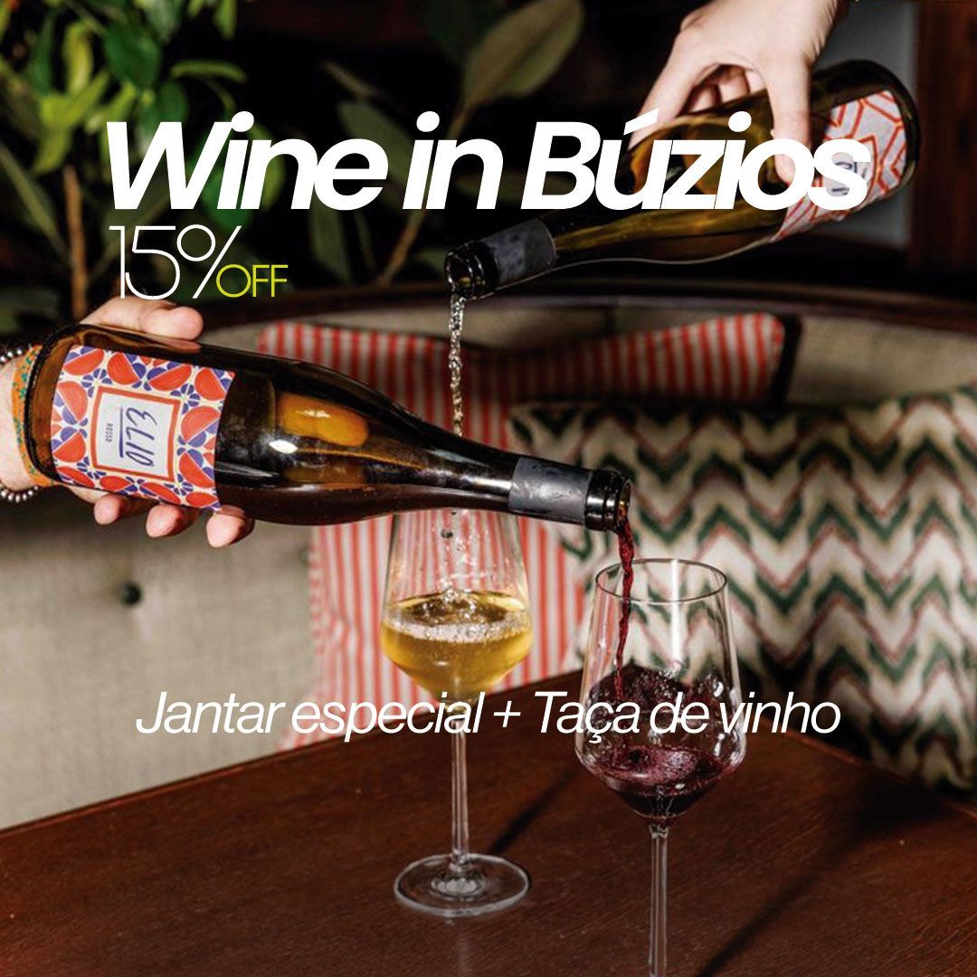 Casal perto de uma piscina em Búzios, Brasil. Texto: 