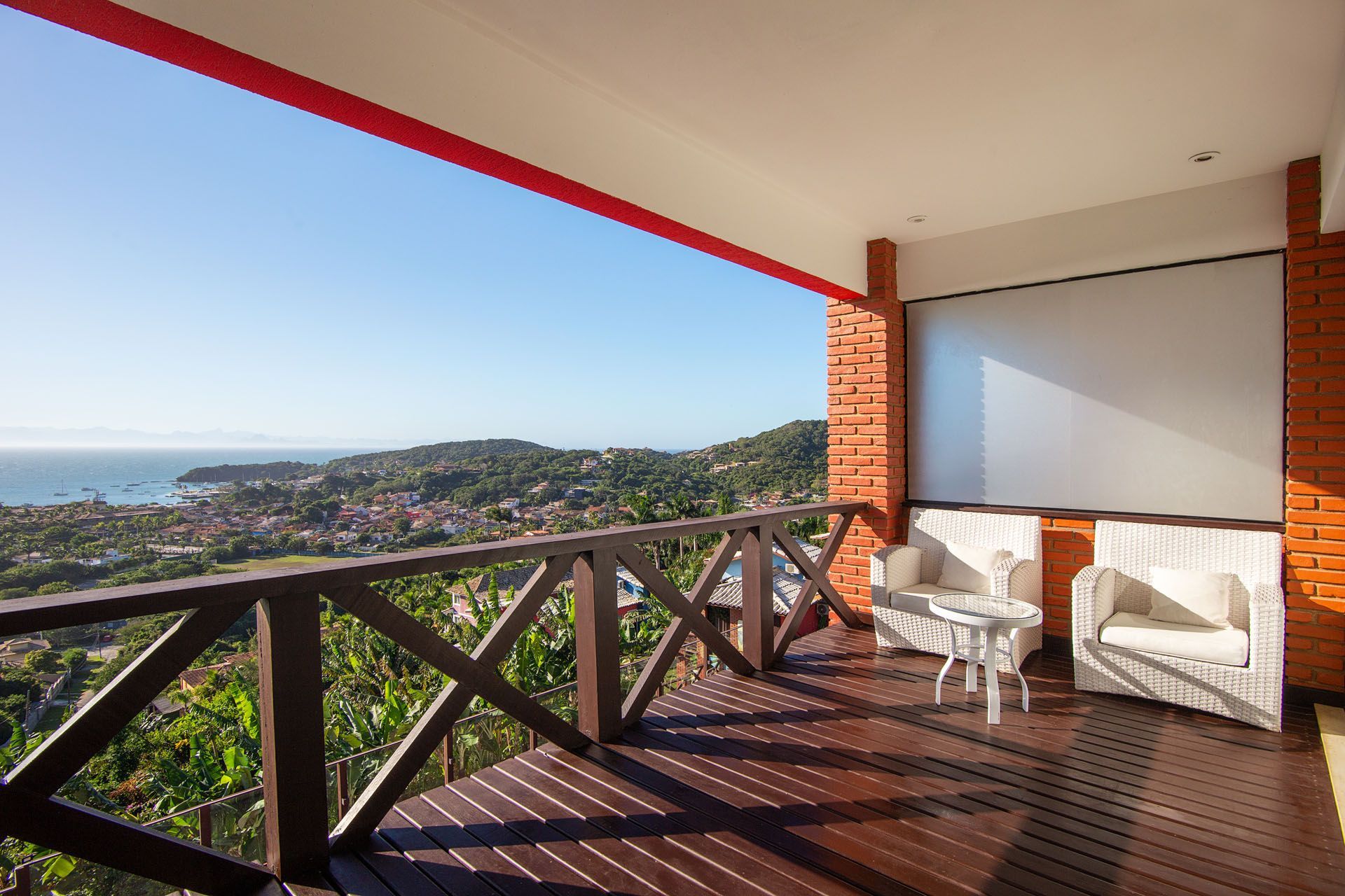 Uma varanda com vista para o oceano e as montanhas