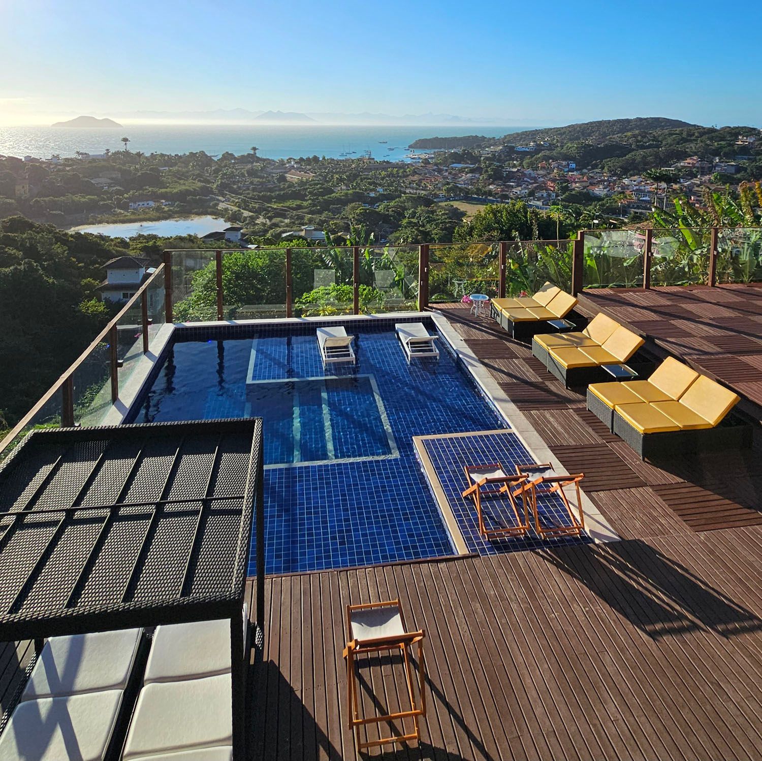 Uma grande piscina com vista para o oceano