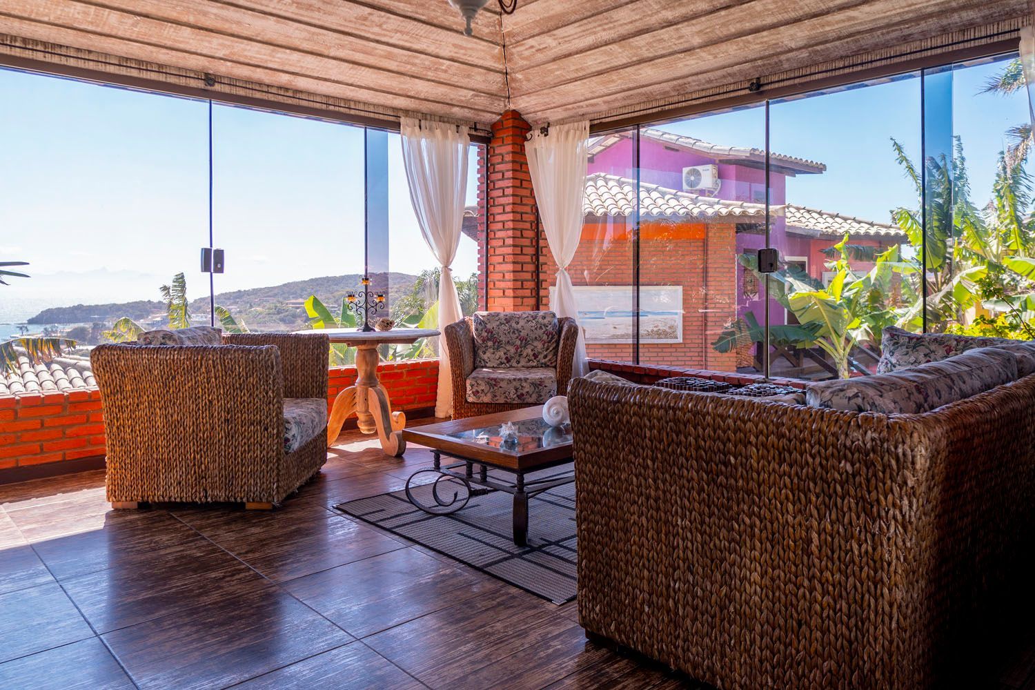 Uma sala de estar com muitos móveis e uma grande janela.