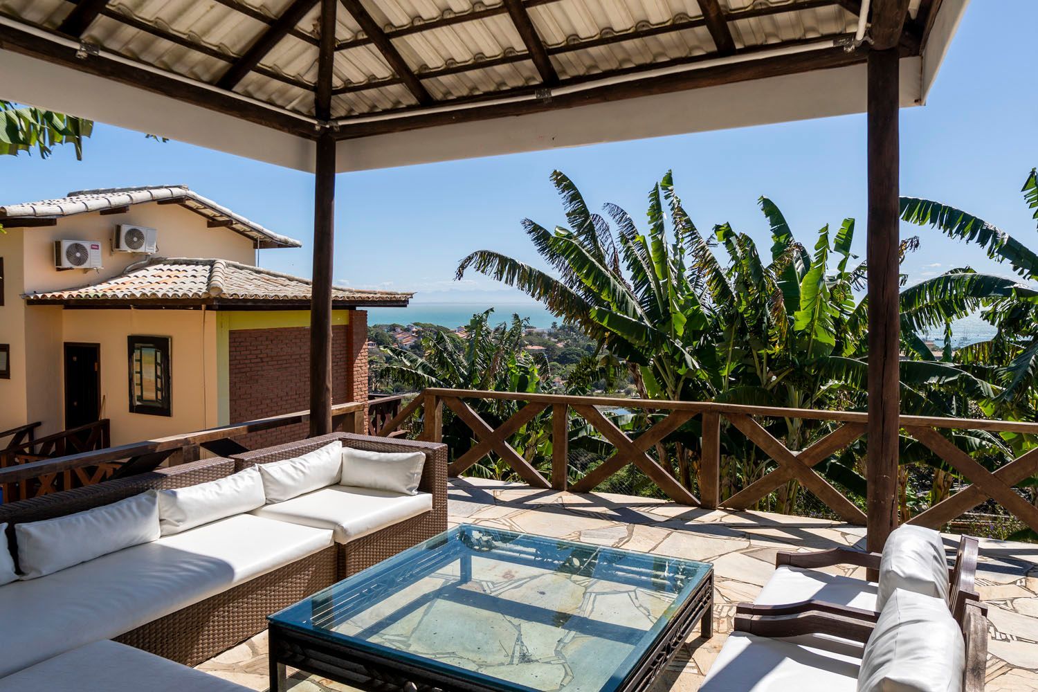 Há um mirante com uma mesa e cadeiras.