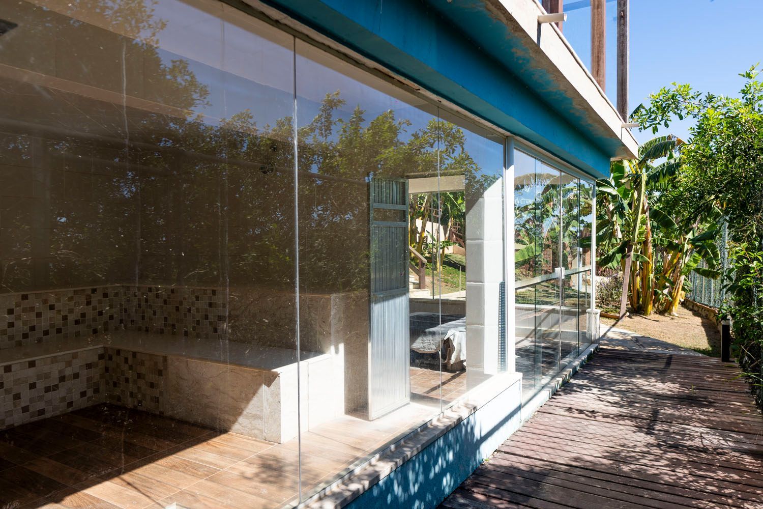 Um prédio com muitas janelas e árvores ao fundo.