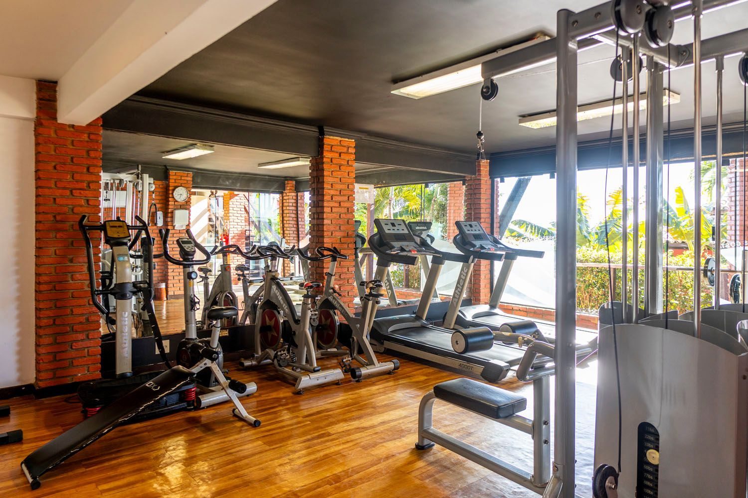 Há muitos tipos diferentes de equipamentos de exercícios nesta academia.