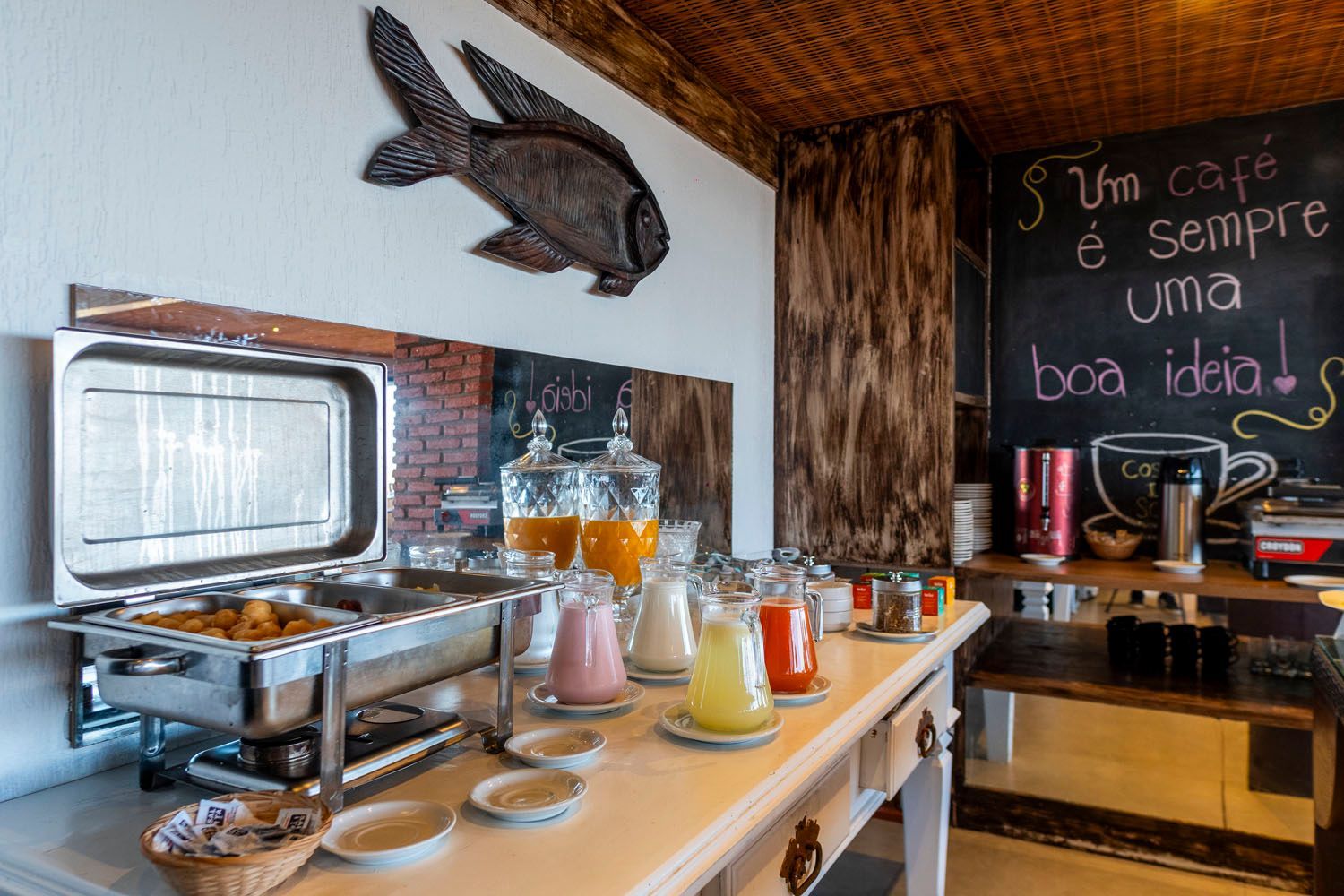 Uma mesa de bufê com um peixe na parede atrás dela