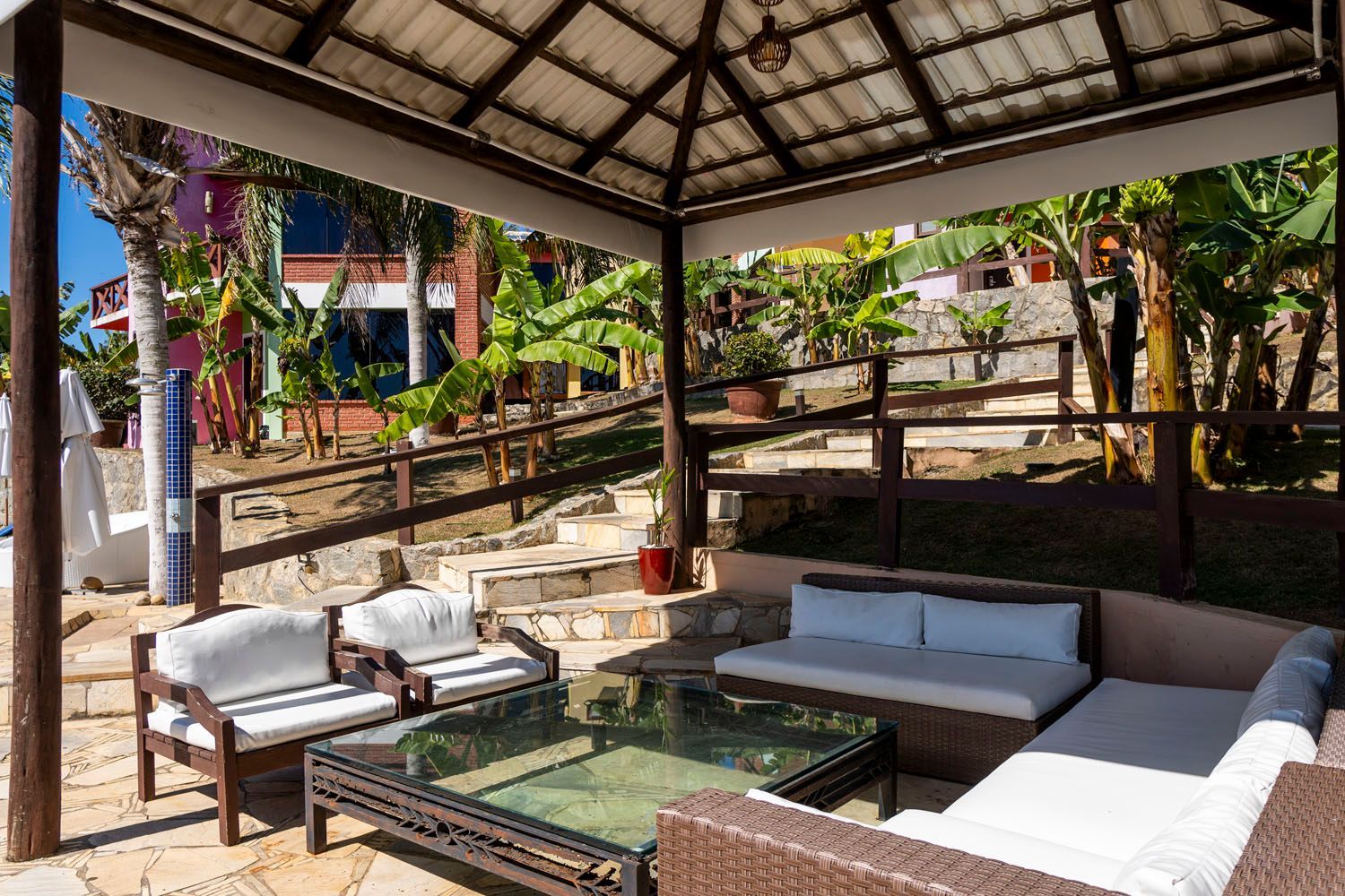 Um mirante com muitos móveis embaixo