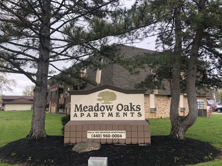 Meadow Oaks sign in front of the apartment buildings
