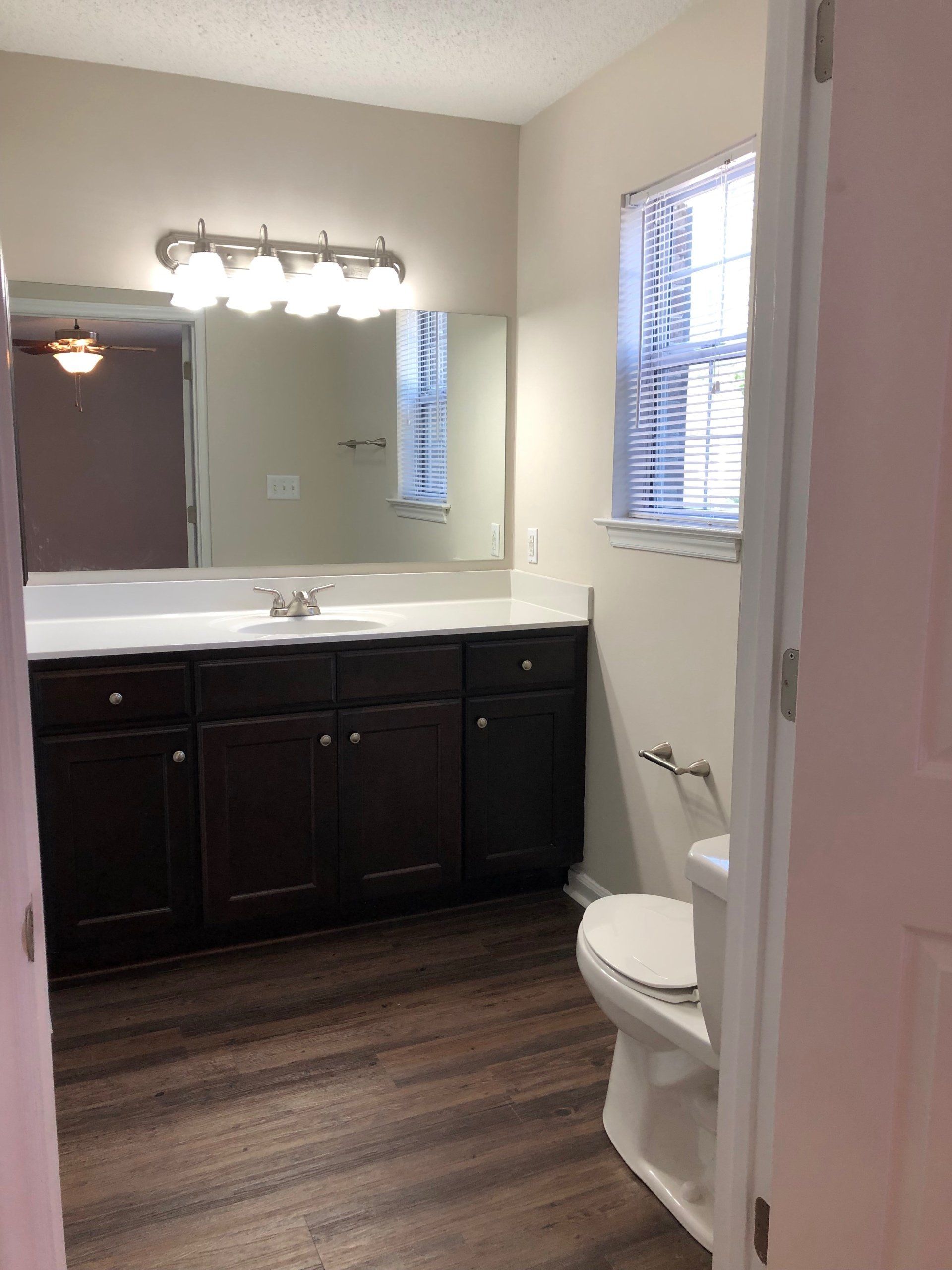 Upgraded Summit Apartment Bathroom