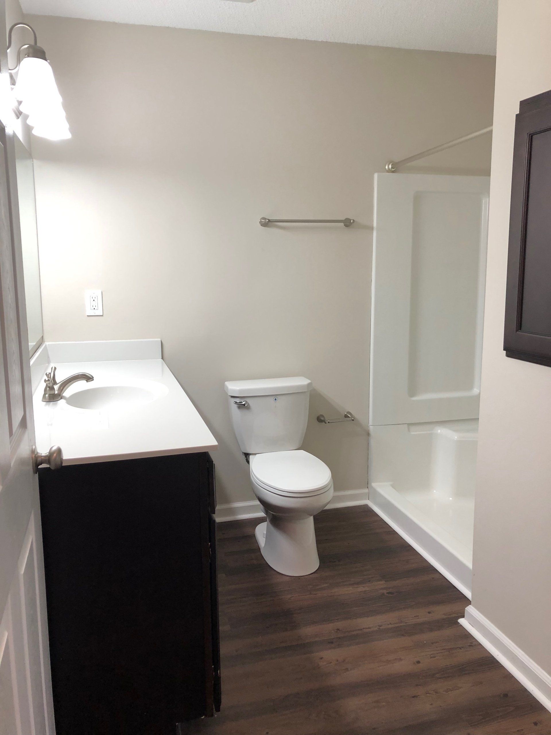 Upgraded Summit Apartment Bathroom