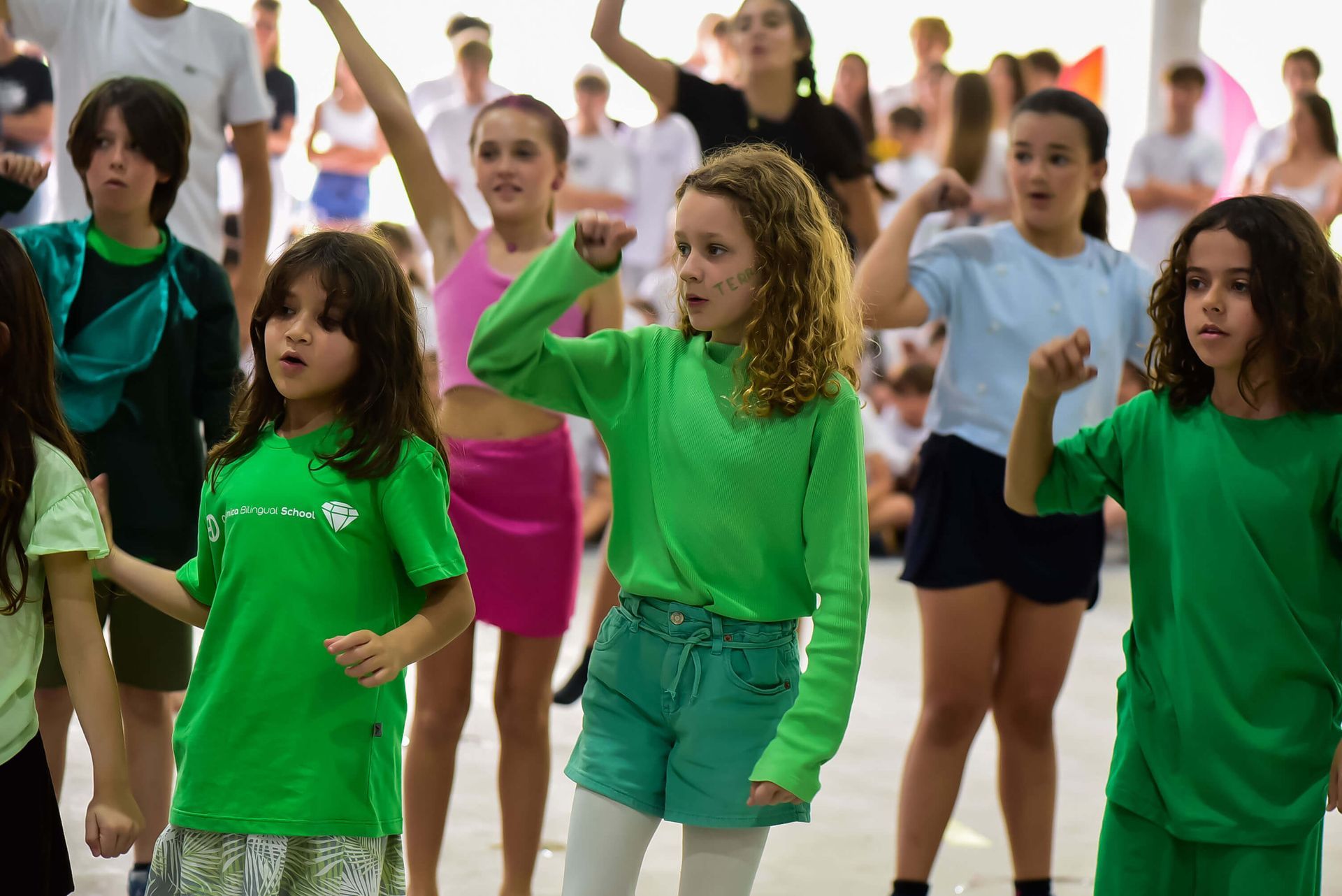 Alunos da equipe Terra na abertura das Olimpíadas da Unidade Leste