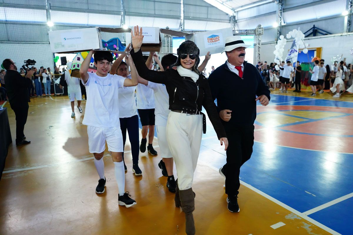 Alunos e professores da equipe Ar na abertura das Olimpíadas da Unidade Ambiental