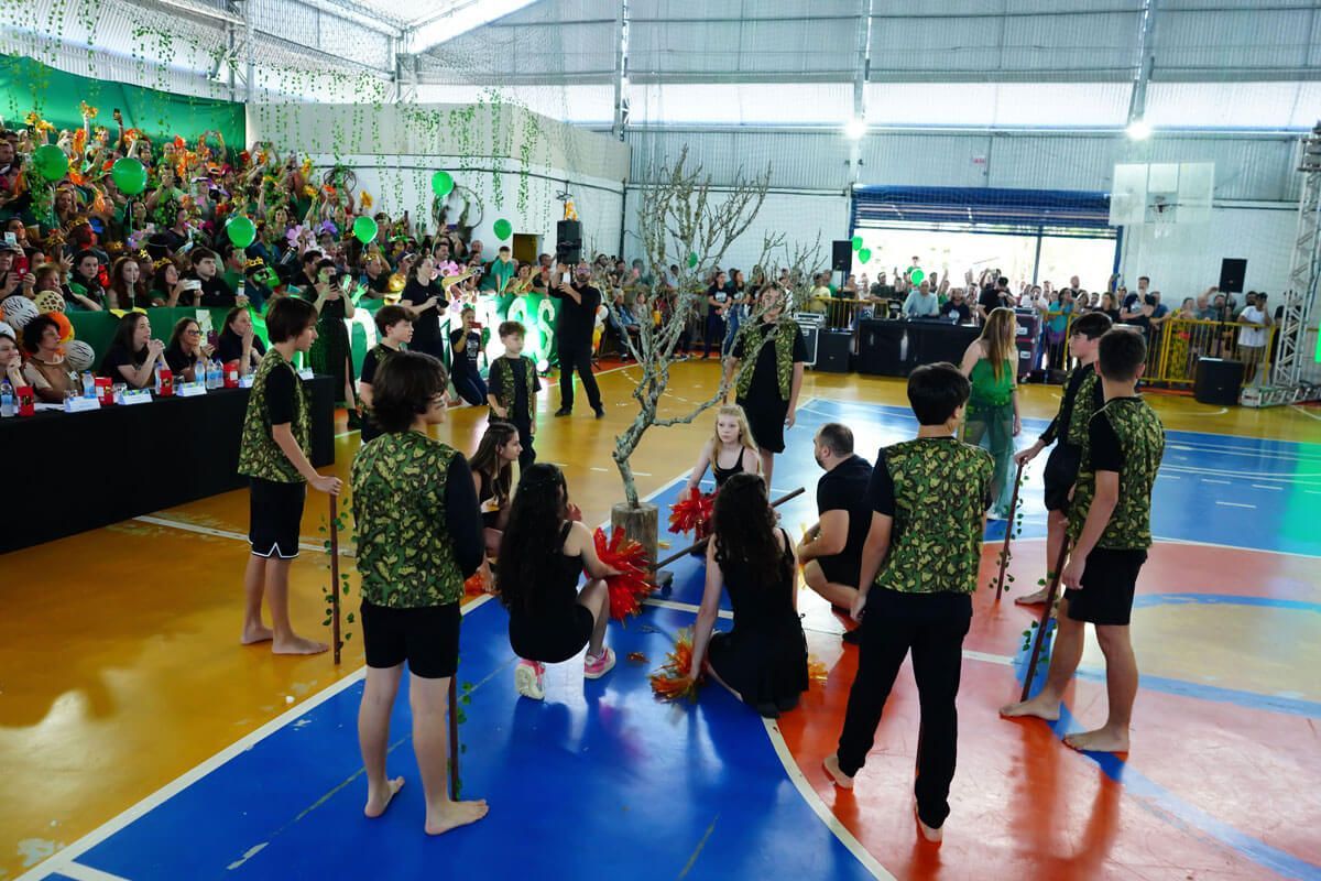 Alunos da equipe Terra na Abertura da Olimpíadas na Unidade Ambiental