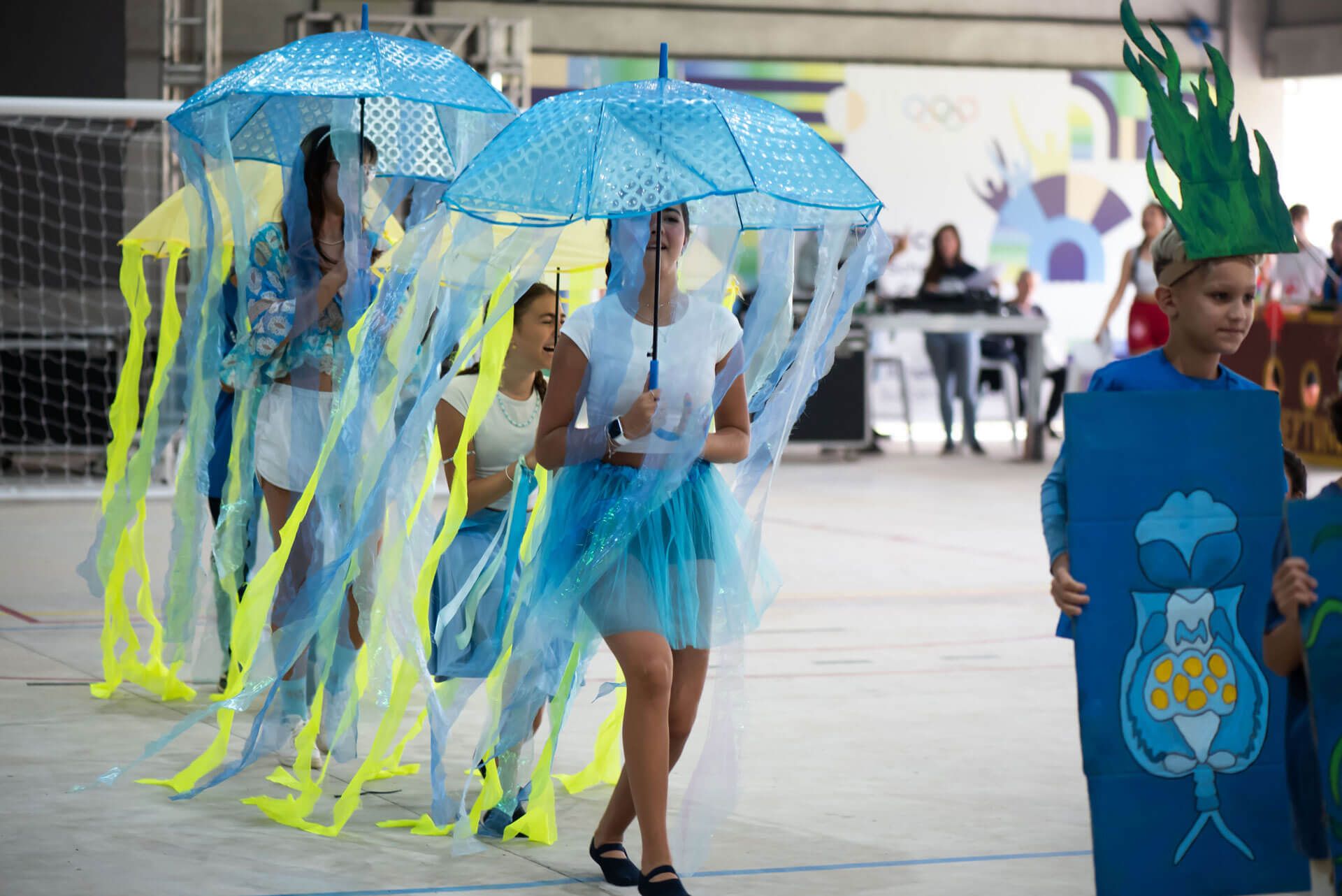 Alunos da equipe Água na abertura das Olimpíadas da Unidade Leste