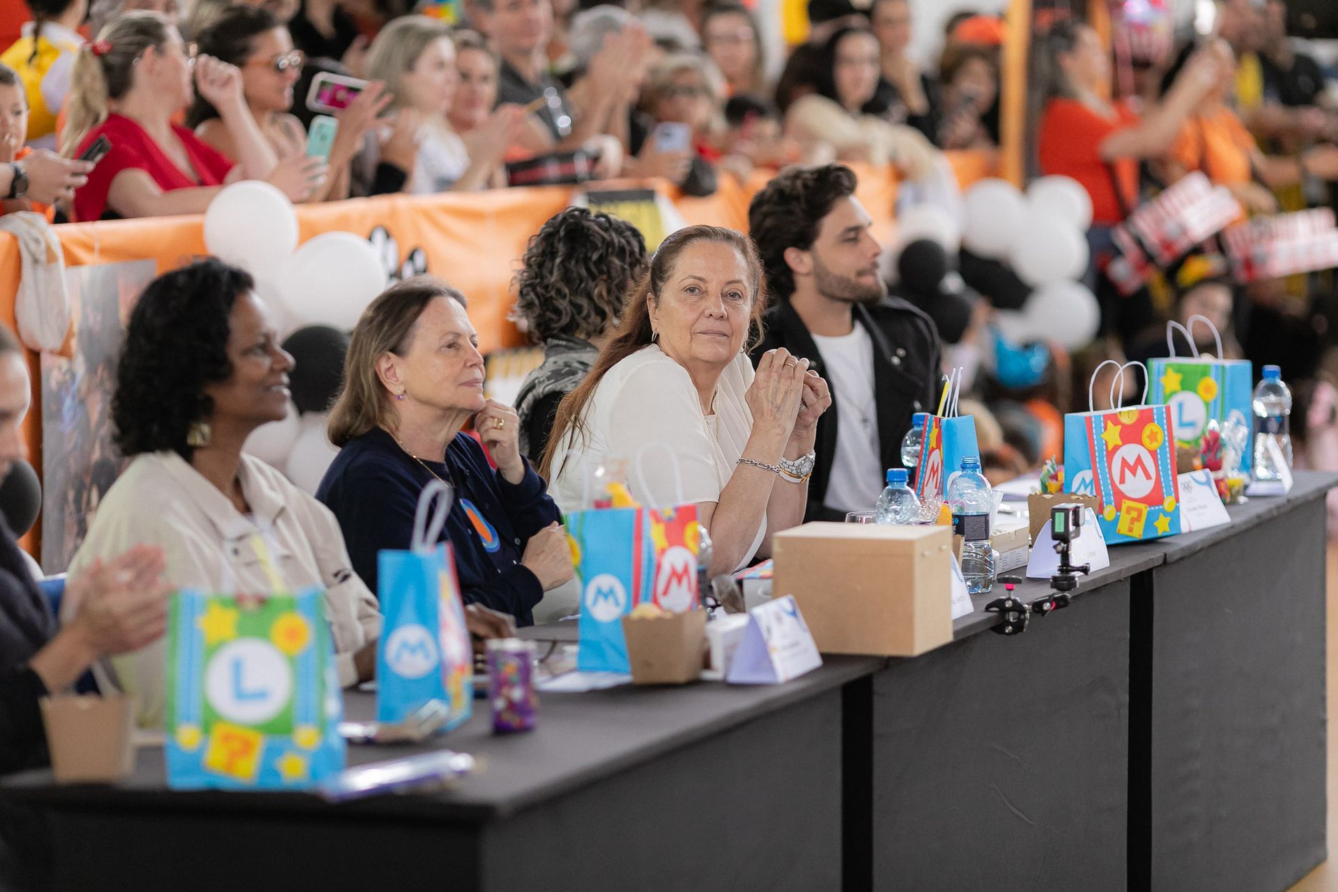 Angela Diener, Cida Diener Gentil e  jurados Sami Fawakhiri, Dani Alves e Nádia Conceição.