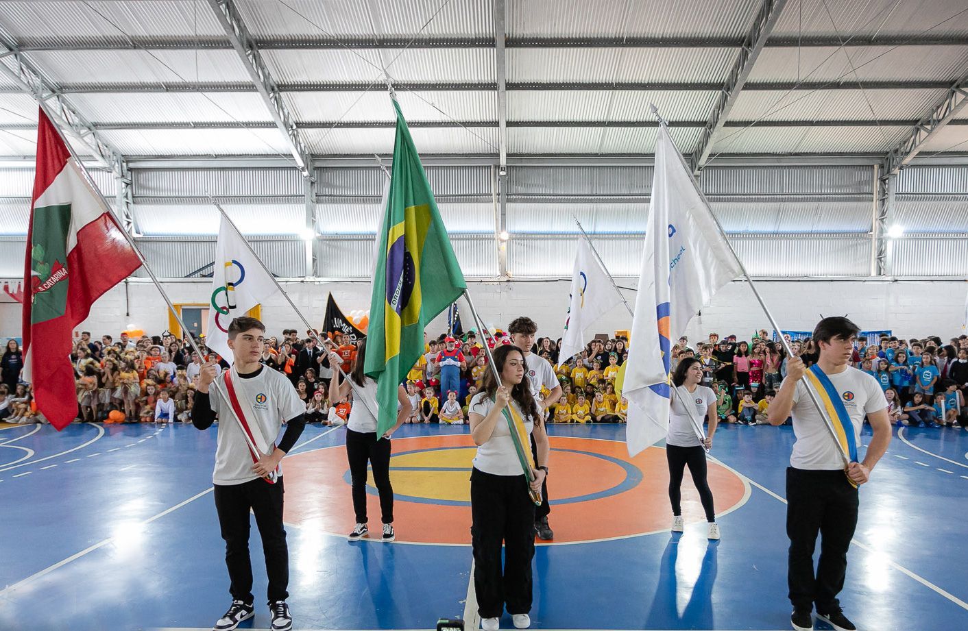Cerimônia de hasteamento das bandeiras