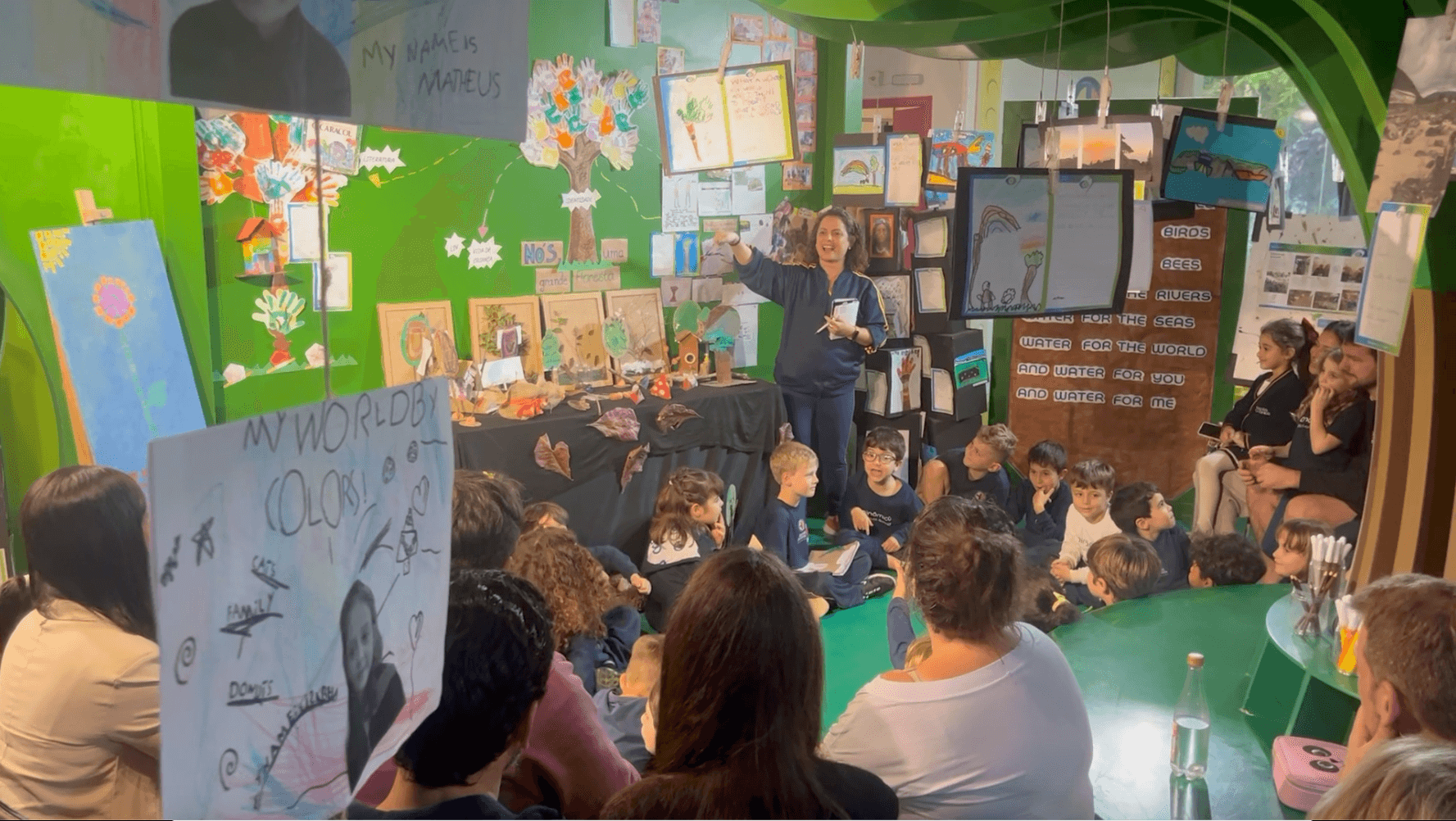 Alunos fazendo apresentação em sala de aula