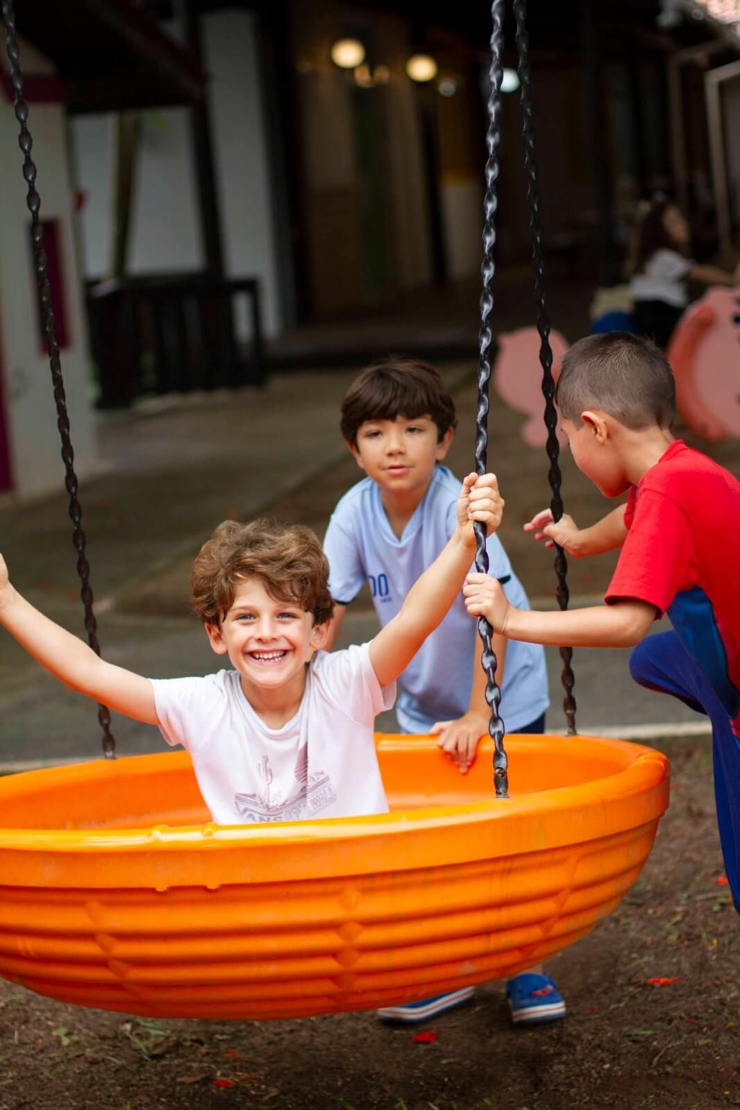 Alunos brincando no parquinho