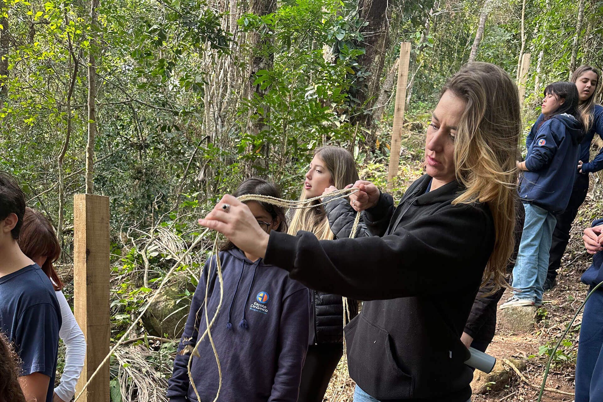 Aula prática de Ciências da Natureza na trilha de mata nativa da Dinâmica