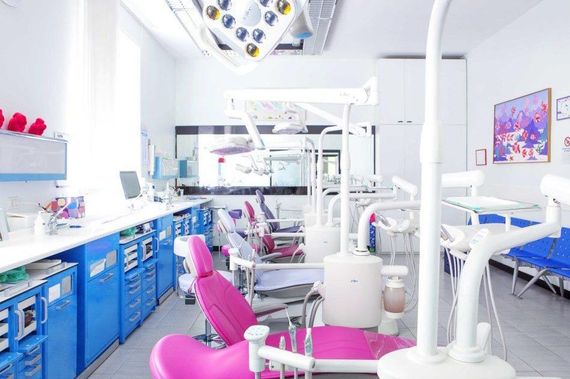 poltrona in sala visite di un dentista per ortodonzia fissa a Milano