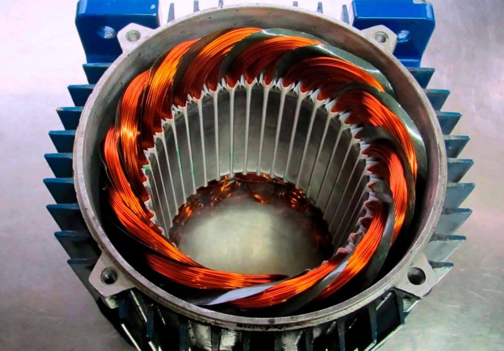 Un primer plano del interior de un motor eléctrico.