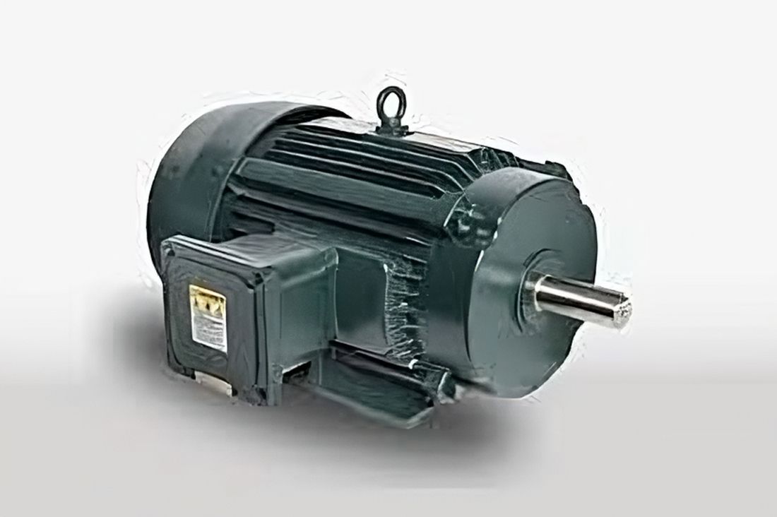 Un primer plano de un motor sobre una superficie blanca.