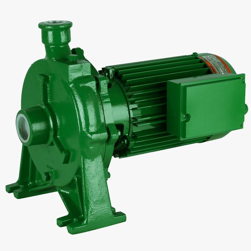 Una bomba de agua verde con un motor conectado a ella sobre un fondo blanco.