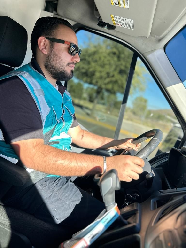 Un hombre está sentado en el asiento del conductor de un camión.