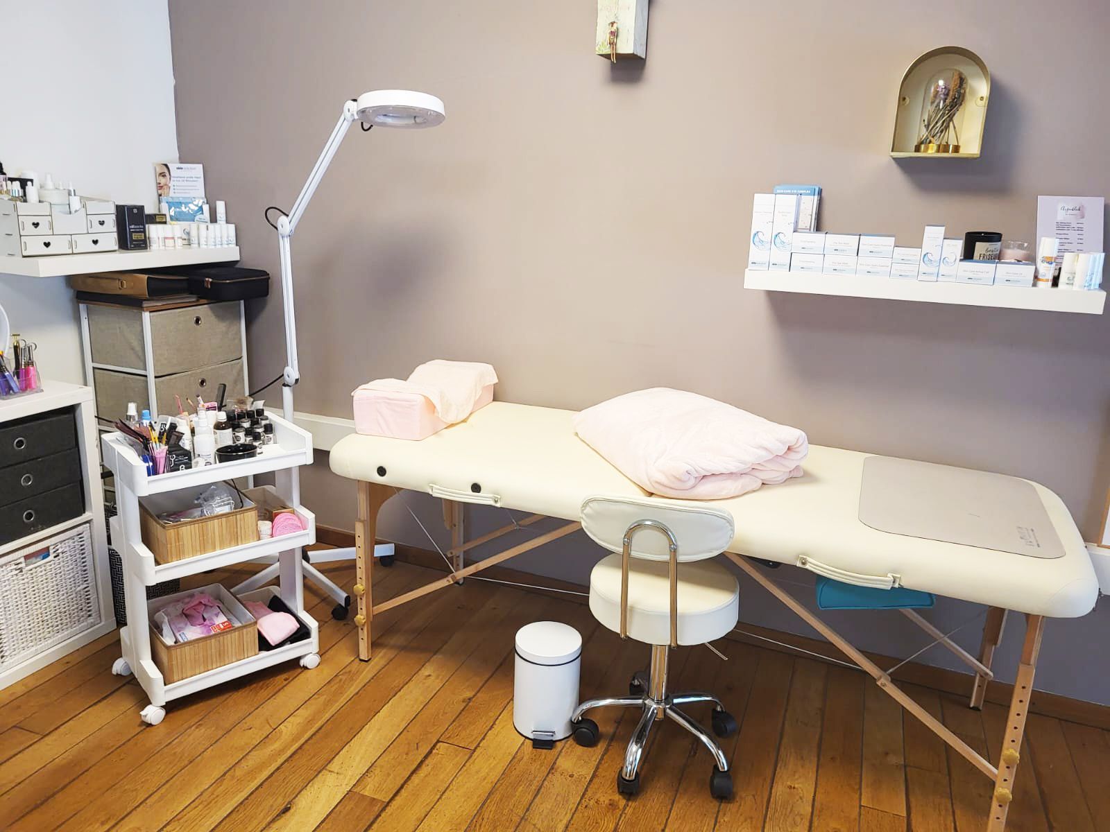 Ein Raum mit einem Tisch und einem Stuhl darin