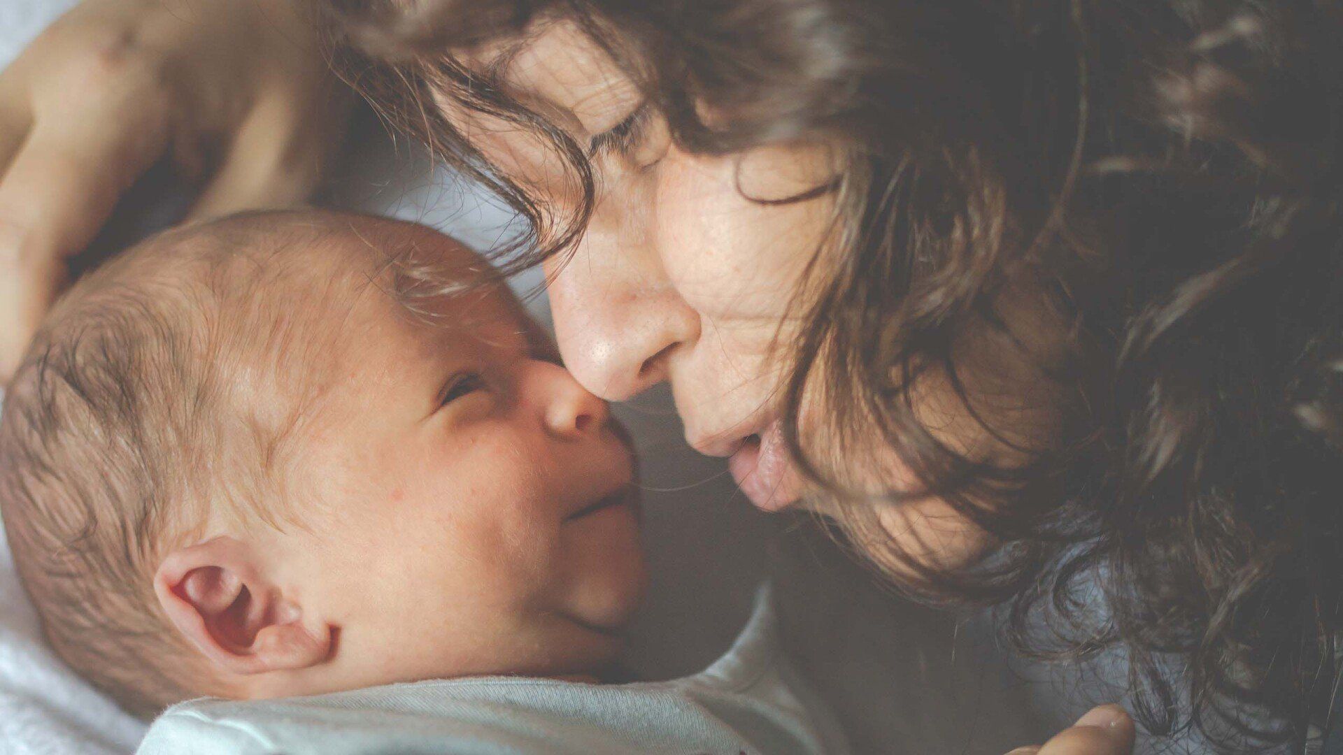 Foto com recém nascido com mãe, por Isaac Quesada