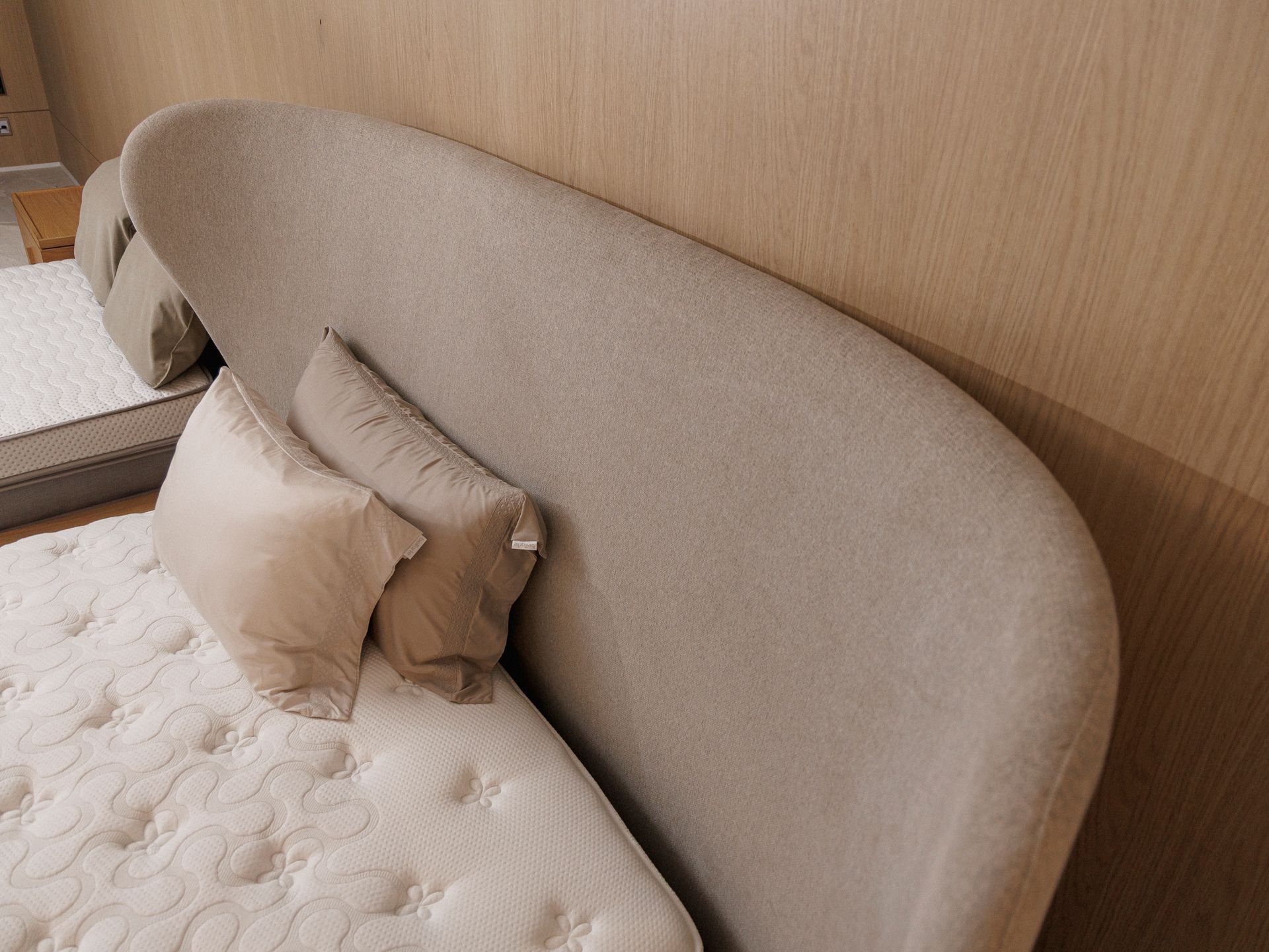 Cama de alto padrão Bell’Arte Dreams com cabeceira envolvente em ambiente de dormitório