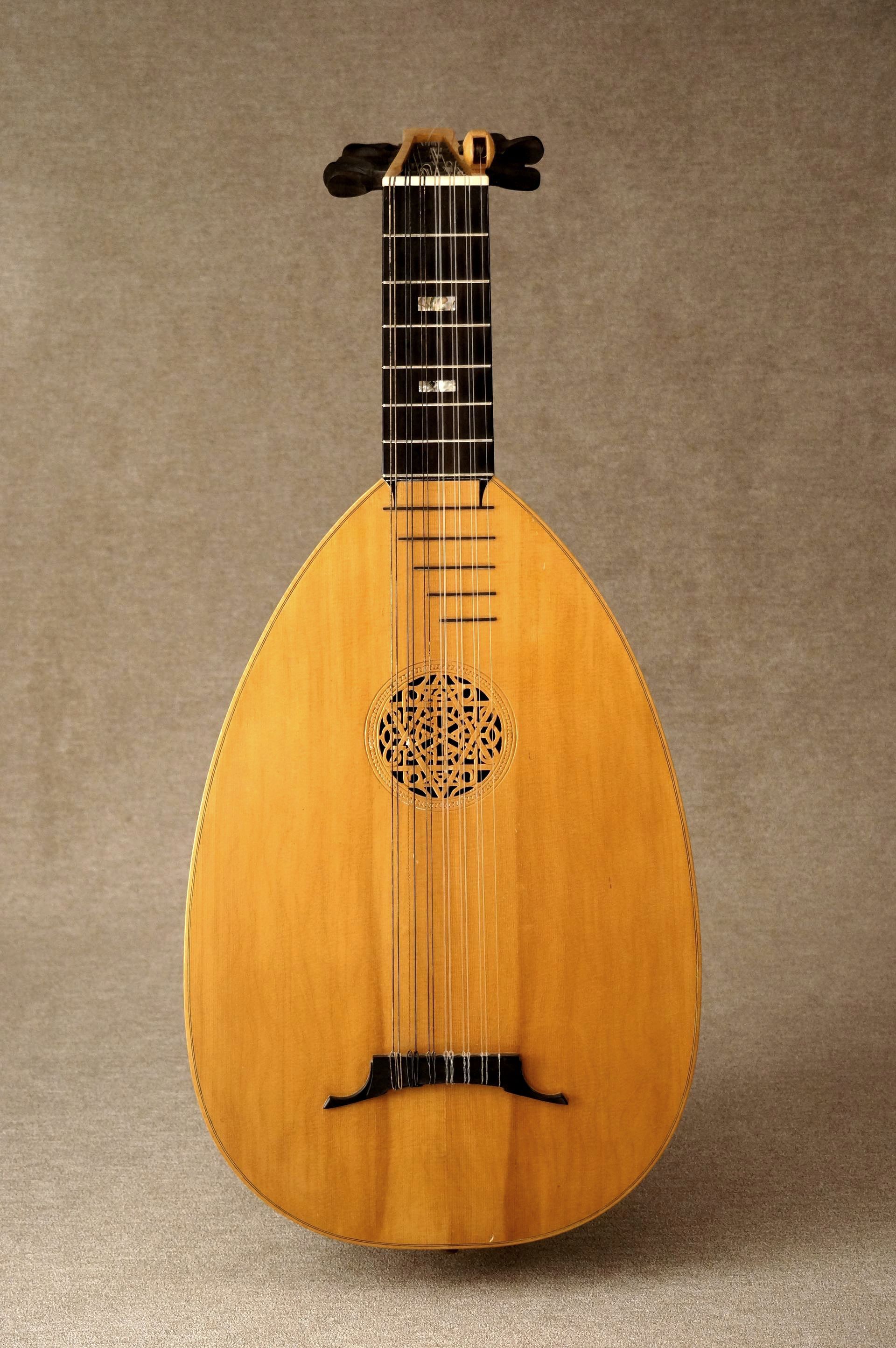 Lute Full Front