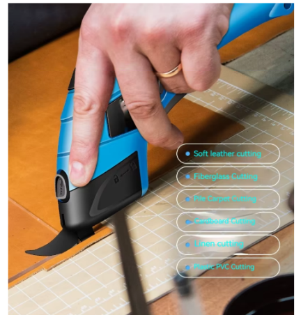 Mano sosteniendo tijeras eléctricas azules, cortando cuero sobre un tapete artesanal.