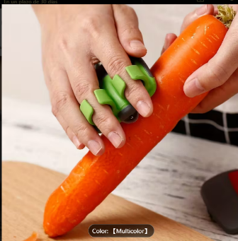 Una persona pelando una patata con un pelador negro.