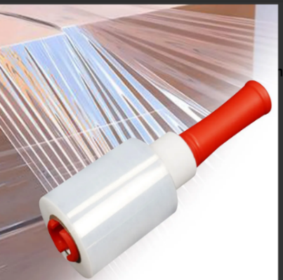 Un rollo de film plástico transparente con dispensador rojo y blanco, que envuelve una caja de cartón.