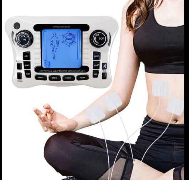 Dispositivo TENS portátil para el alivio del dolor con electrodos adheridos al brazo y al costado de una persona sentada.