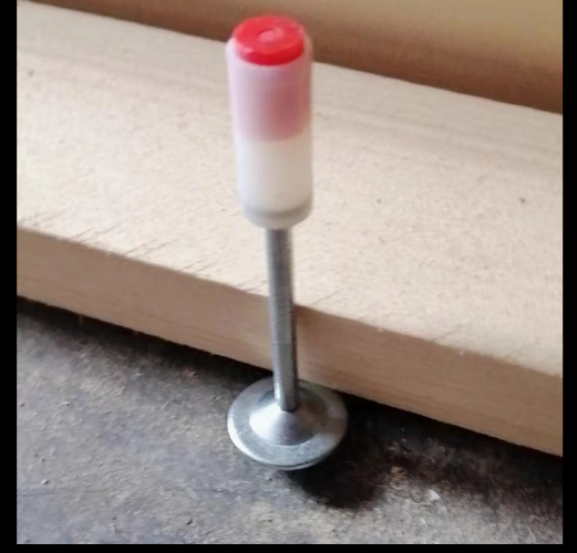 Amortiguador de gas metálico extraíble con montaje roscado, mostrado sobre fondo blanco con marcas de dimensiones.