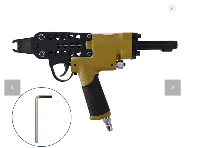 Pistola neumática de clavos negra y dorada con una llave Allen incrustada sobre un fondo blanco.