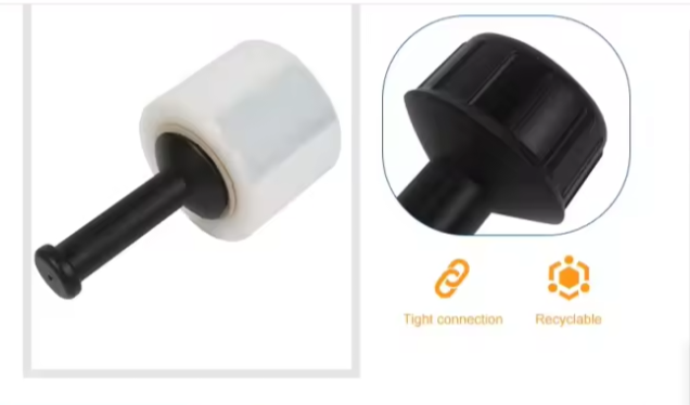 Un rollo de film plástico transparente con dispensador rojo y blanco, que envuelve una caja de cartón.