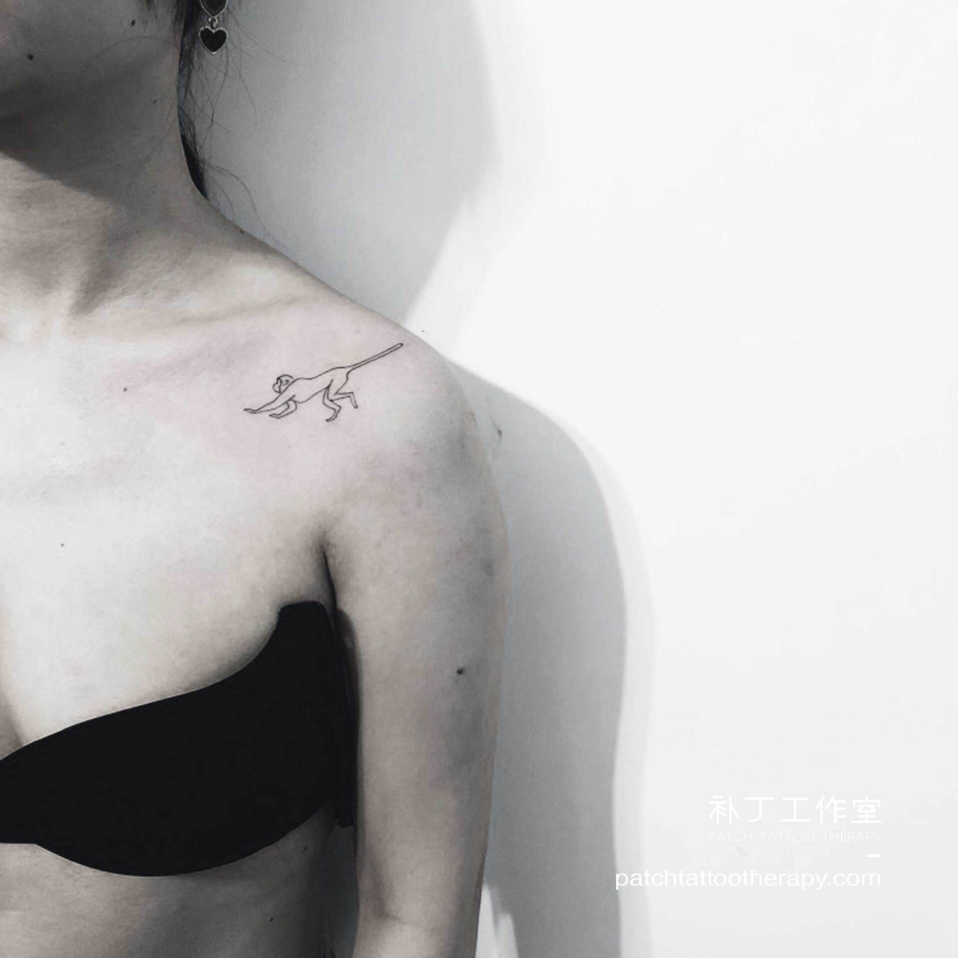Shoulder blade tattoo of a crawling monkey in outline form designed by Jingxi Gu at Patch Tattoo Therapy