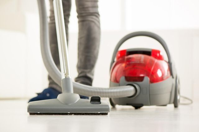 worker using the vacuum cleaner