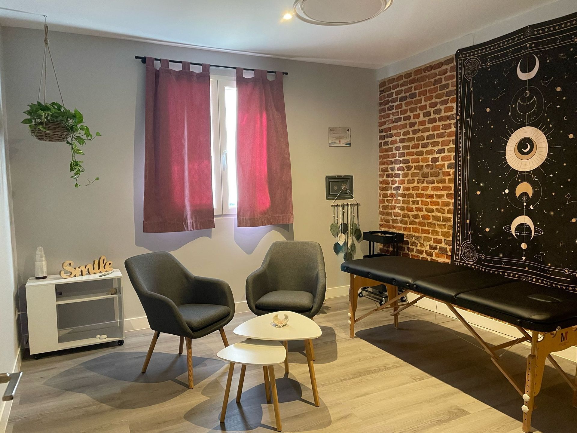 Una mujer está tumbada en una mesa recibiendo un masaje.