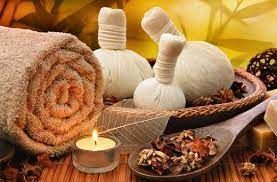 Hay una vela en el medio de la imagen.