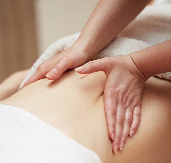 Una mujer recibe un masaje en la espalda en un spa.