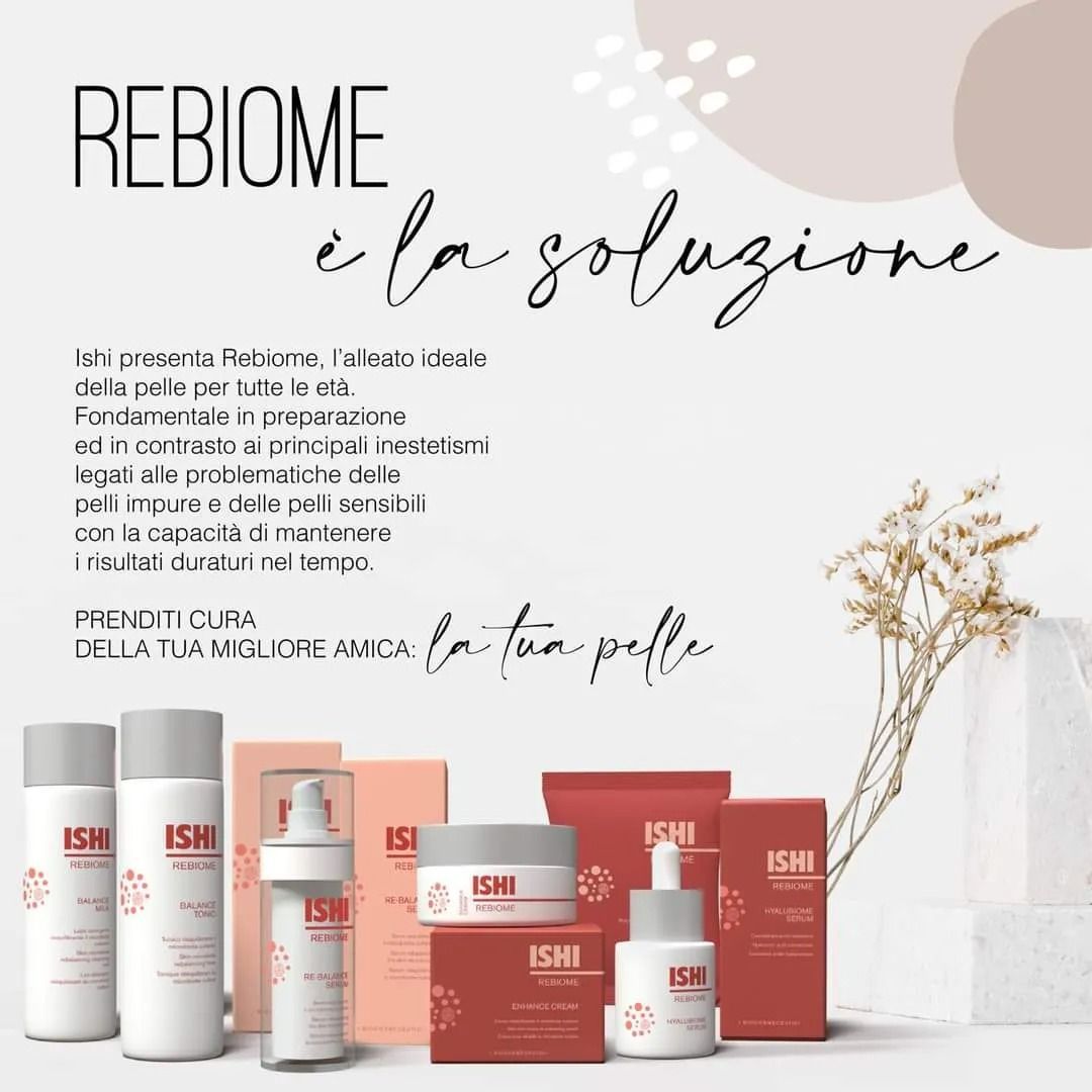 Pubblicità per i prodotti per la cura della pelle Rebiome; varie bottiglie e contenitori su uno sfondo chiaro.