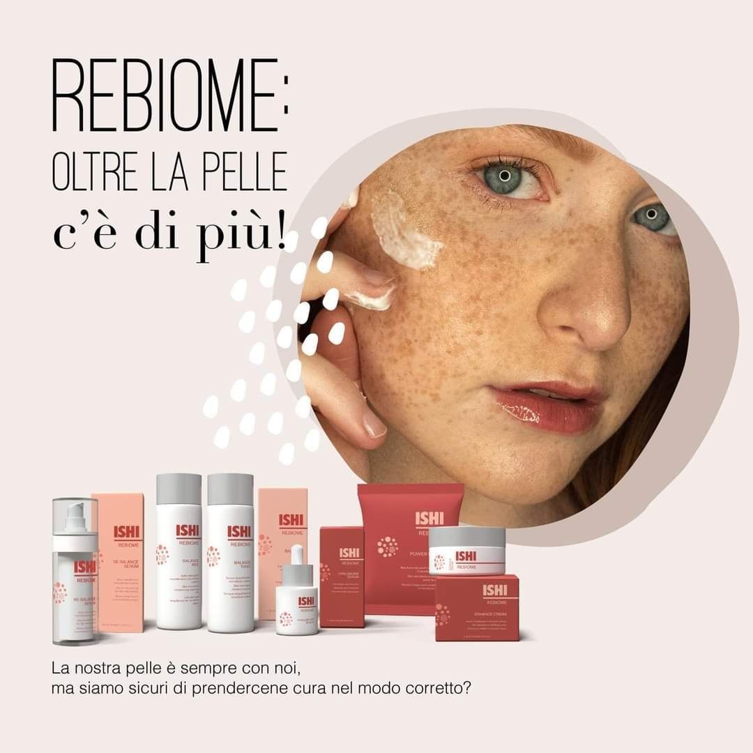 Pubblicità per la cura della pelle REBIOME con una donna che applica il prodotto. I prodotti sono distribuiti sul viso e il testo recita 
