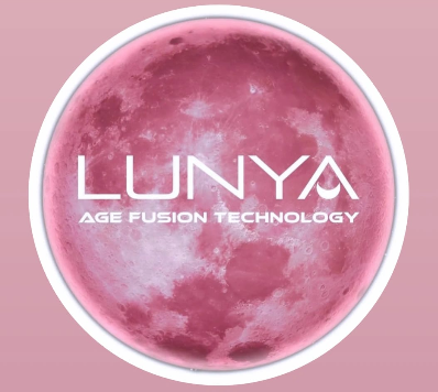 Logo circolare rosa con la scritta 