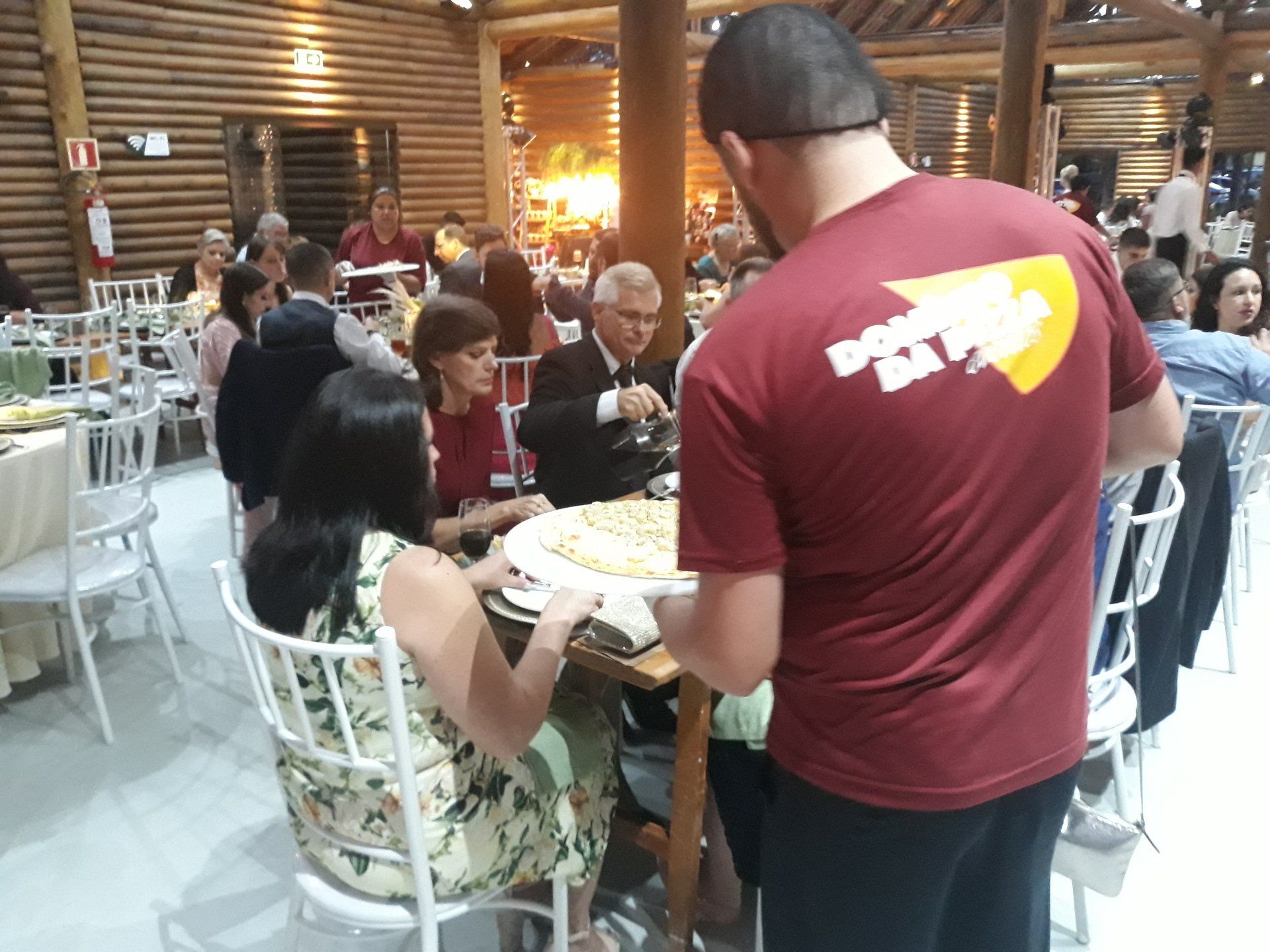 Um homem vestindo uma camisa vermelha que diz 