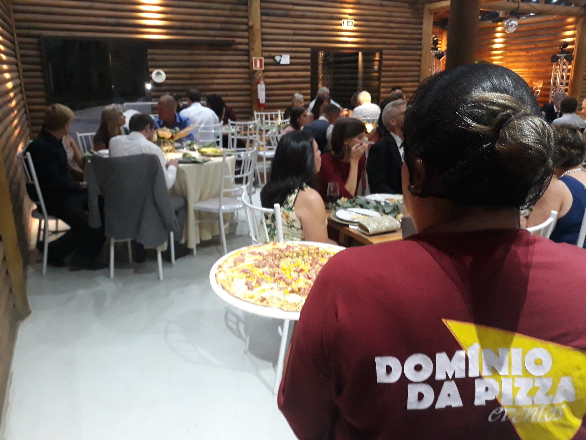 Uma mulher vestindo uma camisa vermelha que diz dominio da pizza